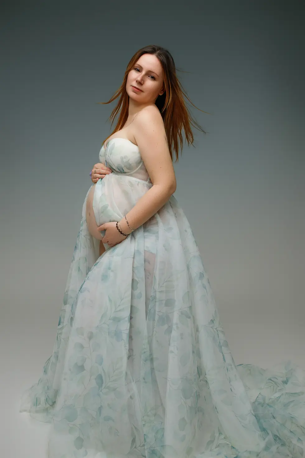 Séance grossesse en robe à Langon, douceur et beauté naturelle mises en valeur.