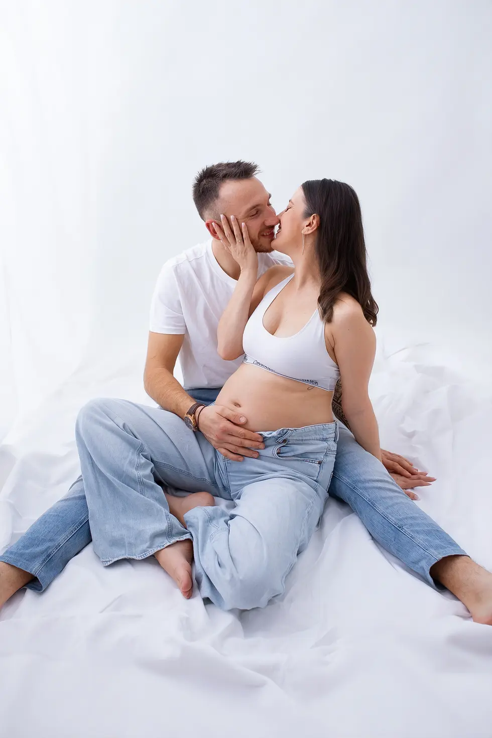 Séance lifestyle grossesse à Marmande, moments spontanés et naturels capturant l’essence de la maternité.
