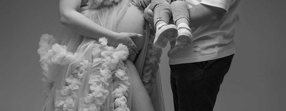 Séance grossesse en famille, maman, papa et enfants, photographe Marmande, harmonisation des tenues et émotions naturelles