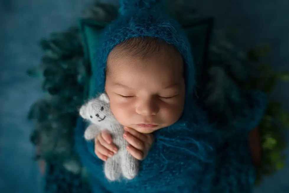 Nouveau-né endormi et emmailloté, séance photo artistique réalisée par photographe Agen