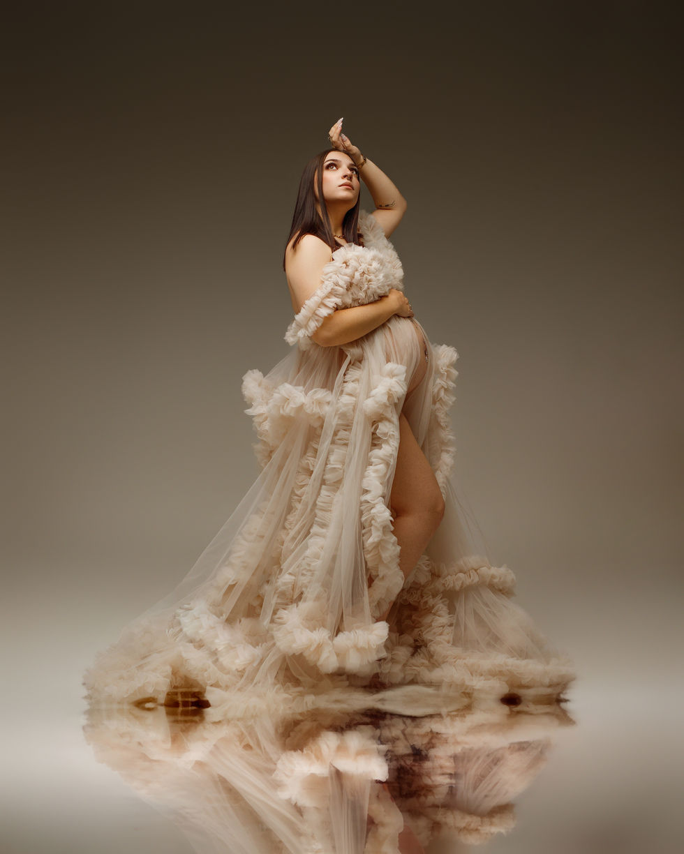 Femme enceinte en robe féerique lors d’une session grossesse artistique à Marmande