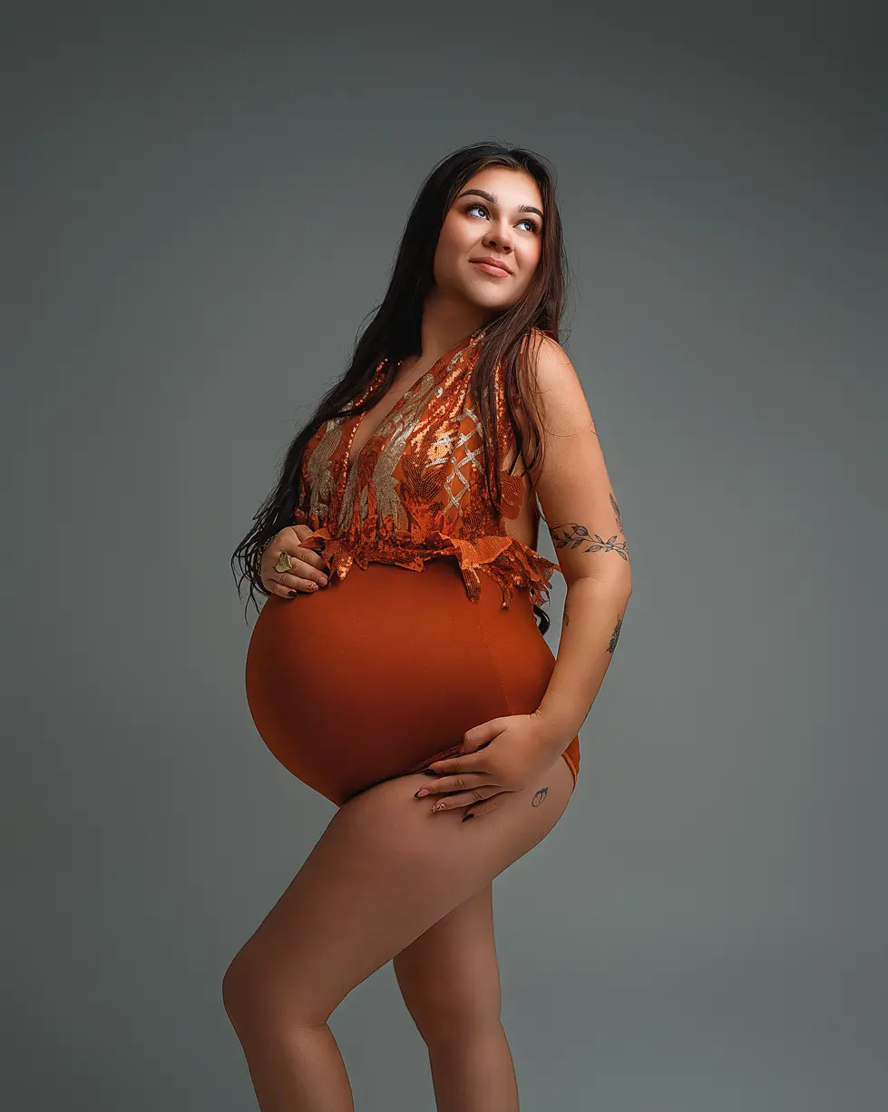 Femme enceinte à Valence-d’Agen, robes élégantes et moments précieux en photos.