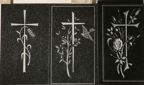 Cruz con espigas, rama deolivo, paloma y rosa hecho artesanalmente, a mano, grabado en Lápida de Granito en Mármoles Mata de Barbastro, Huesca, Aragón