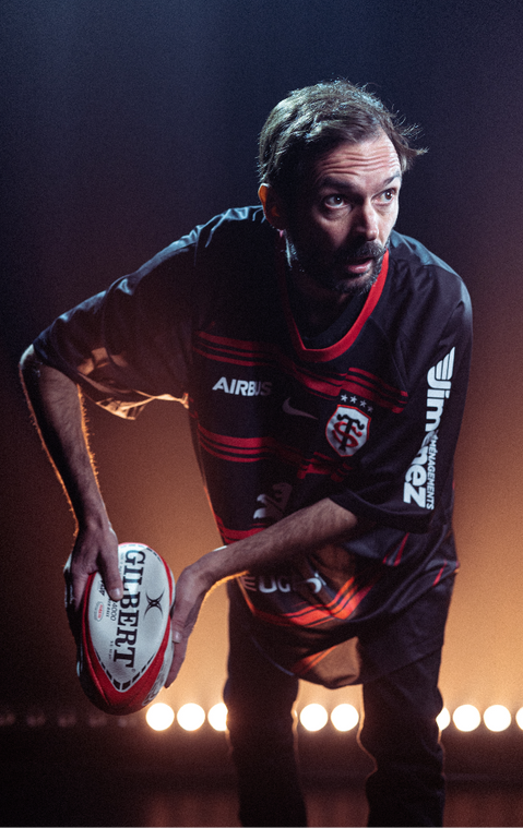 Fred Menuet, en pleine action de rugbyman, dans la comédie à succès "Toulousain !"