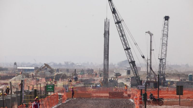 grúas trabajando en las obras del nuevo aeropuerto