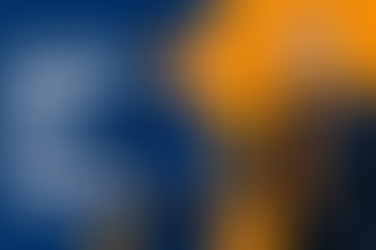 Zwei Mitarbeiter von Hüfner Isolierungen geben sich zur Ehrung der Betriebszugehörigkeit die Hand.