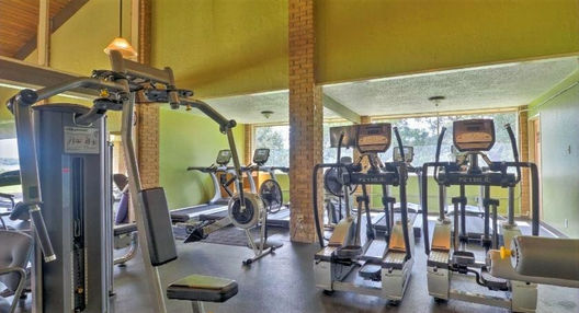 Fully Equipped Gym Access Near My Vacation Rental - Open Daily from 5am to 10pm. Accommodates up to 2 Guests with Valid Access Card. Book Now for Your Ultimate Fitness Experience!
