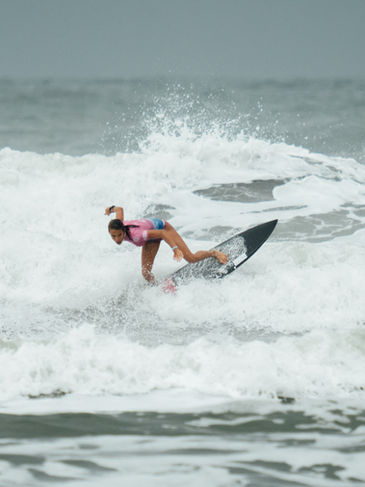 Surf Colegial encara ondas desafiadoras na Praia da Baleia
