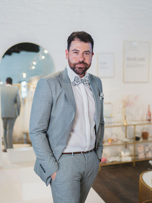 Bräutigam in modernem hellblauen Hochzeitsanzug mit weißem Hemd bei About The Bride in Raesfeld.