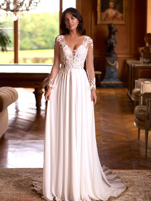 Brautkleid Elina – A-Linien-Brautkleid mit Spitzenärmeln und tiefem V-Ausschnitt – About The Bride Raesfeld
