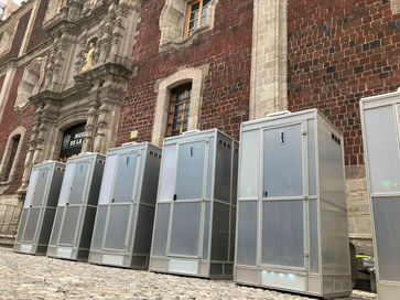 Sanitario saniprime.com instalado en locación de rodaje, ofreciendo privacidad y lujo a actores y staff.