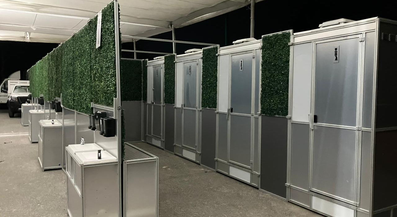 Sanitario saniprime.com colocado en locación de filmación, brindando servicio higiénico premium a actores y staff.