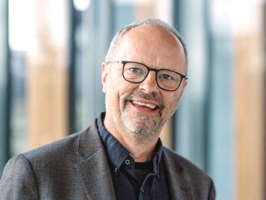 Robert-Llewellyn-web_edited_edited.jpg