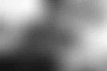 garotinho todo pintado de tinta no detalhe