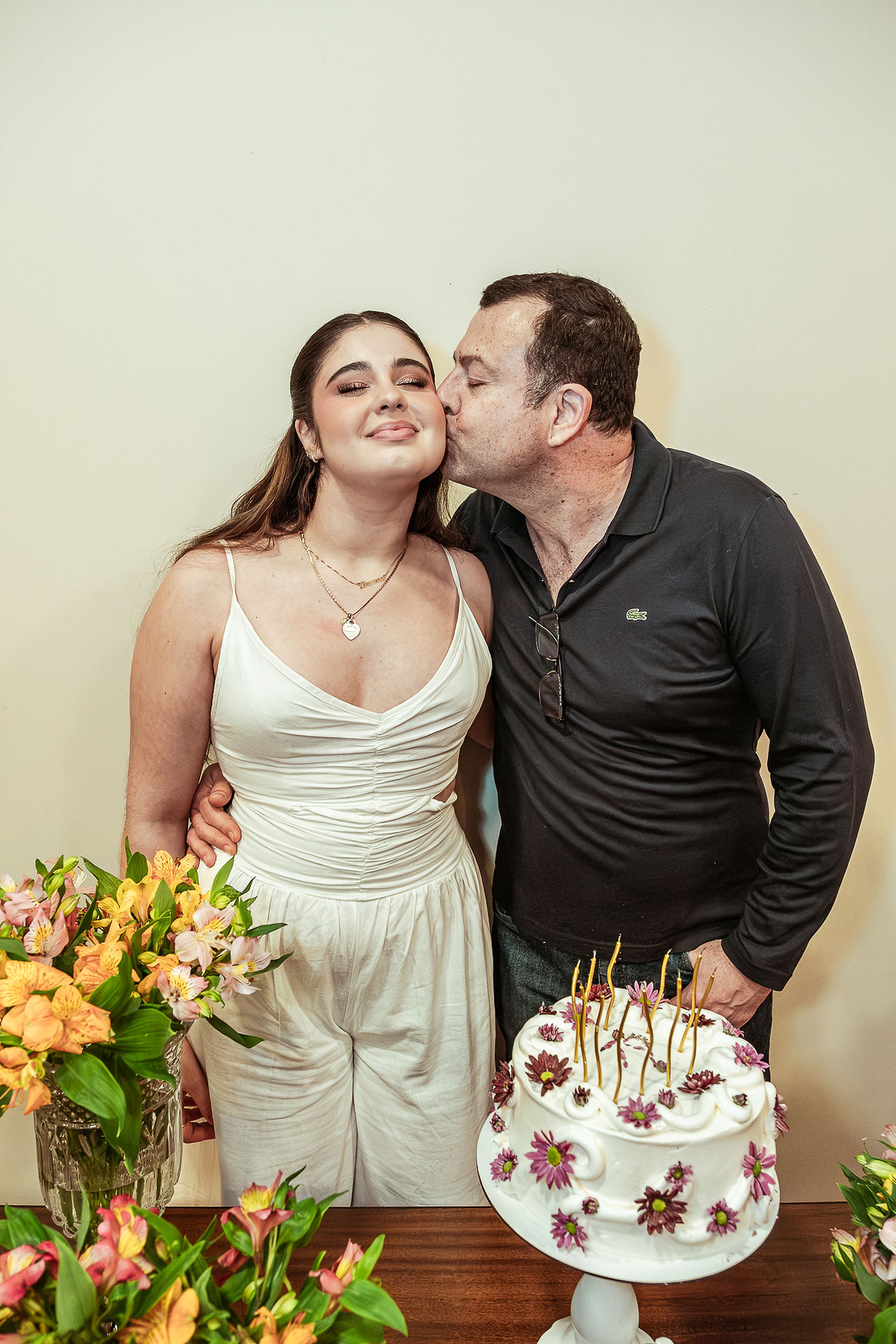 Um beijinho do papai em seu aniversário. Bruna não poderia estar mais feliz!