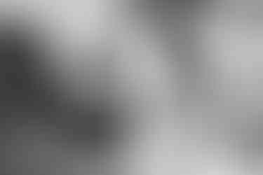 Bruna sorrindo ao lado das amigas na área externa — retrato espontâneo de aniversário intimista