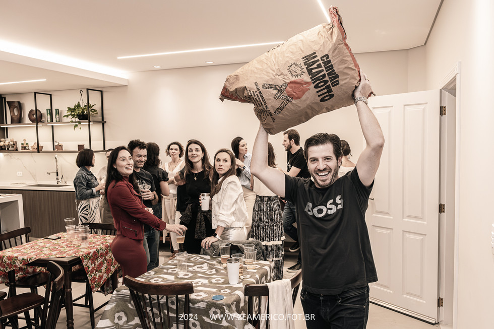 Não vou embora. Tem mais carvão pro churrasco!