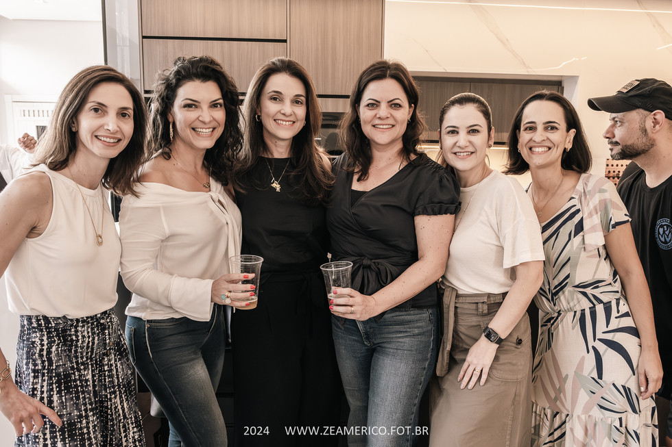 recriando uma foto histórica da época de faculdade de medicina. Com o Cristiano imitando até o figurante passando atrás de boné