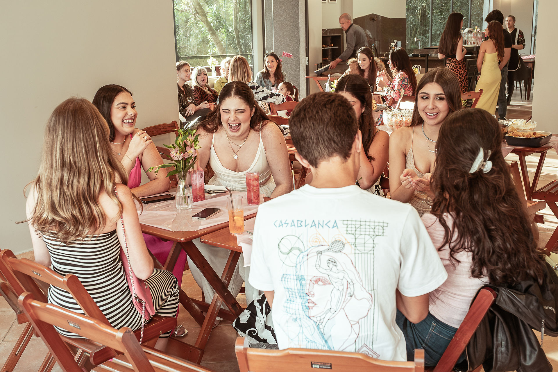 Conversa entre amigos na mesa, captada de forma natural — fotografia documental de encontros reais