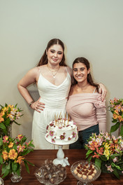 uma foto posadinha com a amiga no aniversário em casa em Curitiba