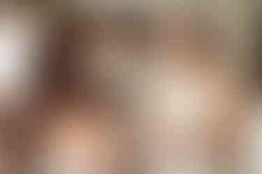 Foto geral da casa com convidados em movimento — atmosfera viva de um aniversário afetivo