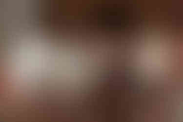 Conversa entre amigos na área externa, captada de forma natural — fotografia documental de encontros reais