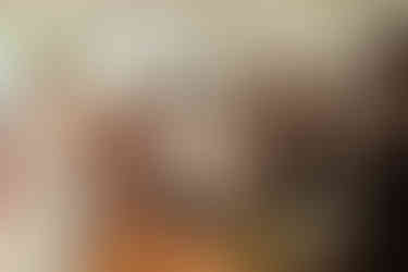 Foto geral da casa com convidados em movimento — atmosfera viva de um aniversário afetivo