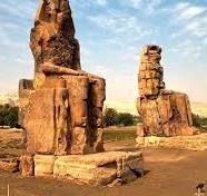 Os Colossos de Mêmnon regressam à sua imponência milenar