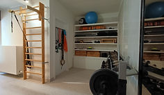 Sports equipment in the relaxation room at Arrivée, including rubber bands, weights, Bosu ball, foam rollers, and yoga mats, ideal for core stability and functional strength training.