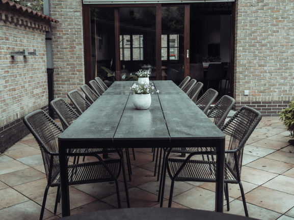 Spacious table for 12 on the terrace, surrounded by a serene garden at the feet of the Flemish Ardennes, ideal for cycling adventures.