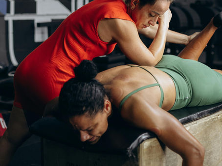 Een vrouw krijgt een sportmassage Wat is een sportmassage_ Massage bij pijn, blessures en voor een goede doorbloeding