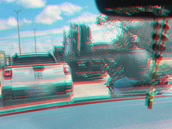 Motoboy entre carros