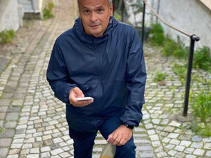 Muž s mobilem v ruce