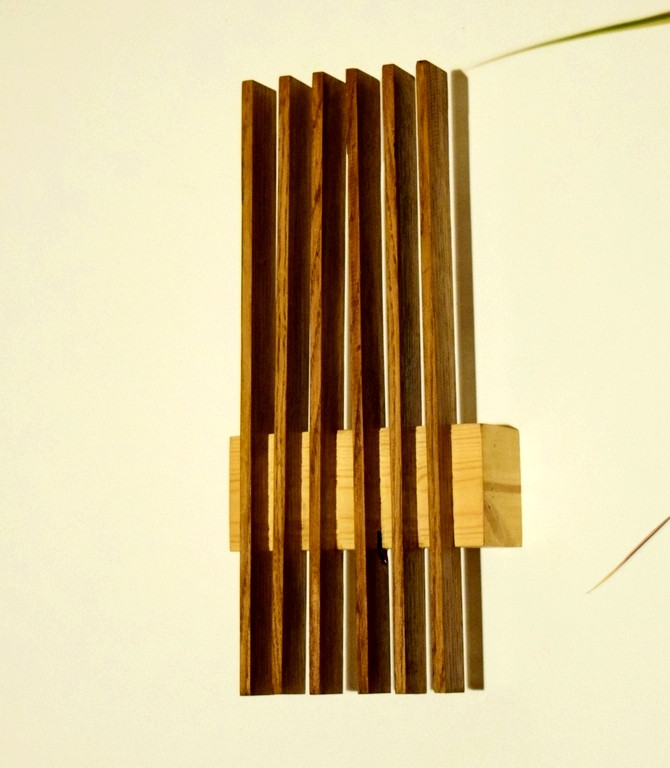 Abru: applique lumineuse en bois massif