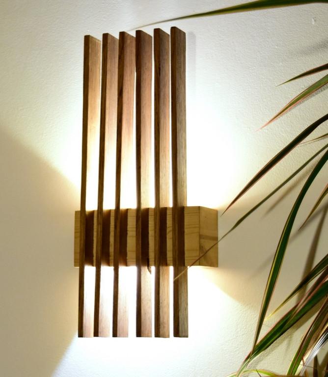 Abru: applique en Chêne teinté et pin naturel