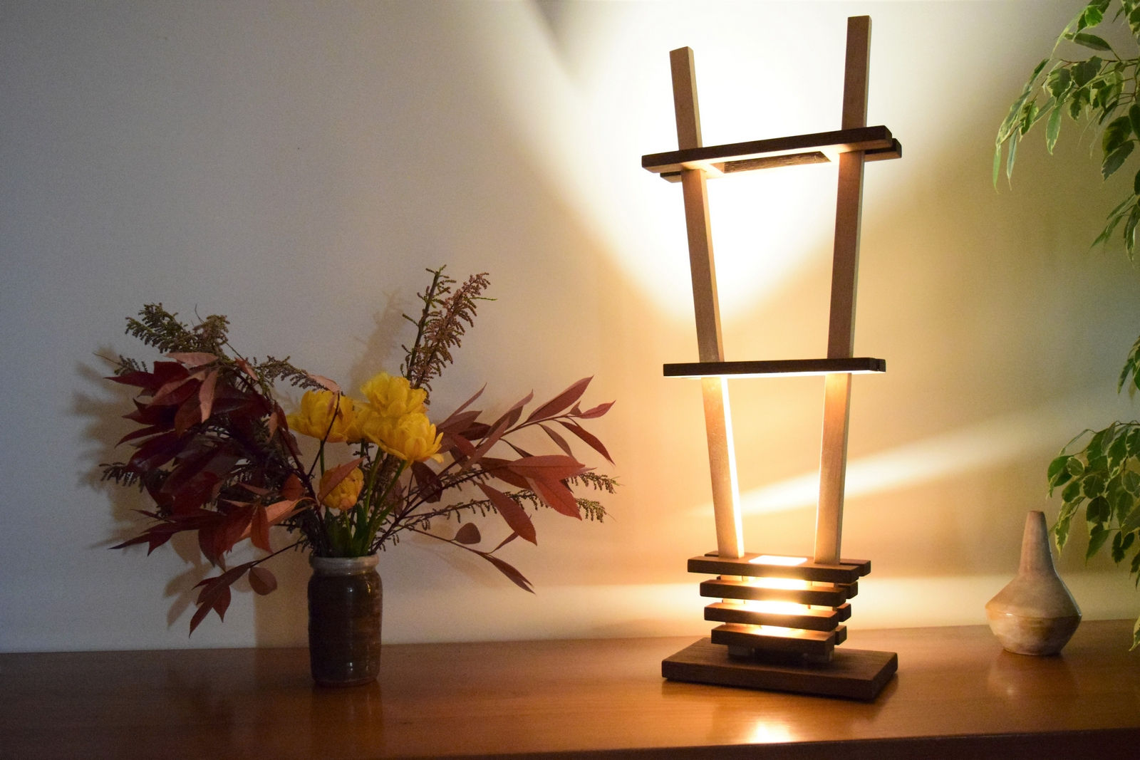 Larixa: lampe en Chêne teinté et Hêtre rosé