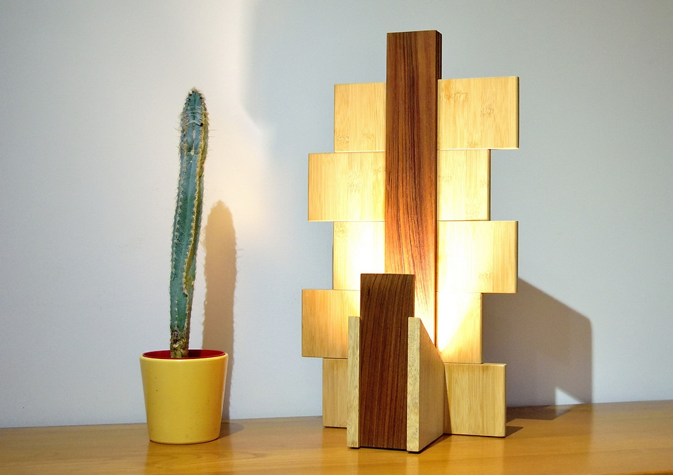 Praniba: lampe en bois massif verni