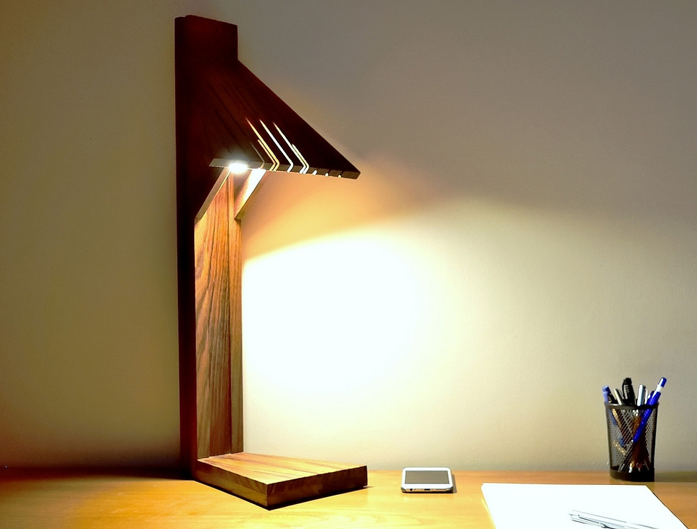 Abani: lampe de bureau en Teck massif