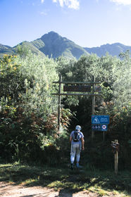Hikers walking beneath a sign that says 'Duiwelsbos'.