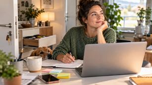 Fotorealistisches Bild einer Frau mit ADHS am Schreibtisch mit Laptop, Notizbuch, Post-its und Kaffeetasse. Im Hintergrund sind kleine Ablenkungen zu sehen; ein Schlüssel steckt noch im Türschloss.