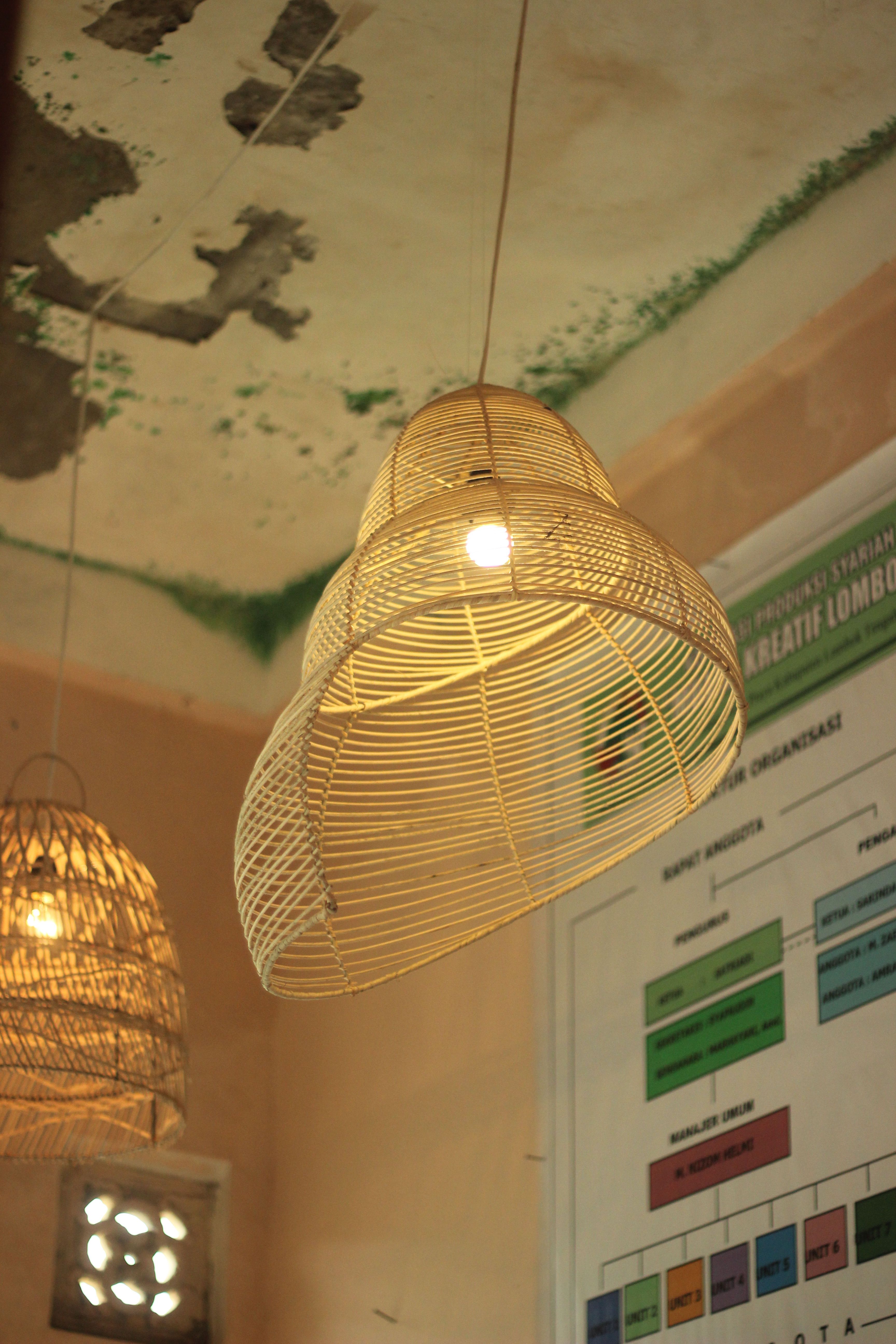 🐚💡 Lampu Gantung Rotan Motif Keong Khas Lombok – Estetika Alam dalam Setiap Le