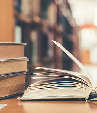 Libro aperto in libreria