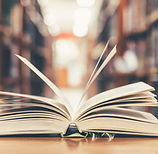 Abrir libro de texto en la biblioteca