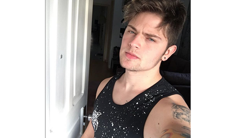 Saiba tudo sobre o DJ e modelo Chris Leão