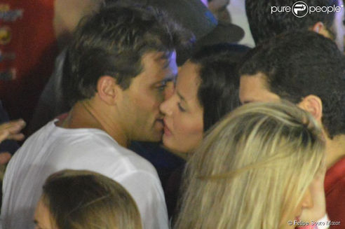 Henri Castelli é flagrado aos beijos com morena no 'Carnatal', em Natal