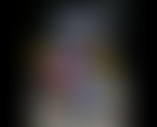 Vera Fischer divide guarda-chuva com a filha depois de almoçar no Leblon, no Rio