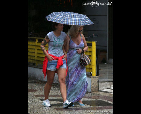 Vera Fischer divide guarda-chuva com a filha depois de almoçar no Leblon, no Rio