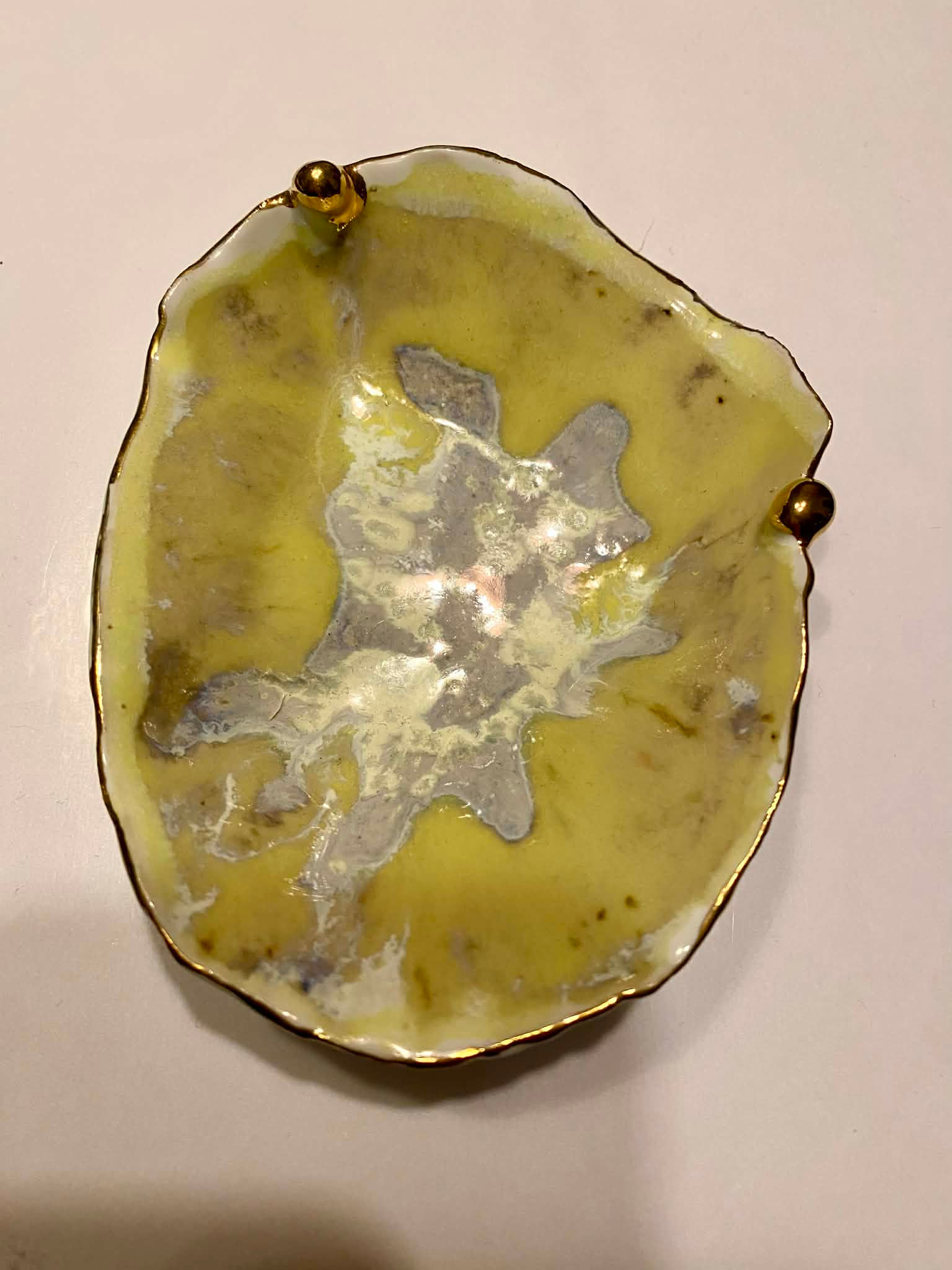 Gul rund smykkeskål