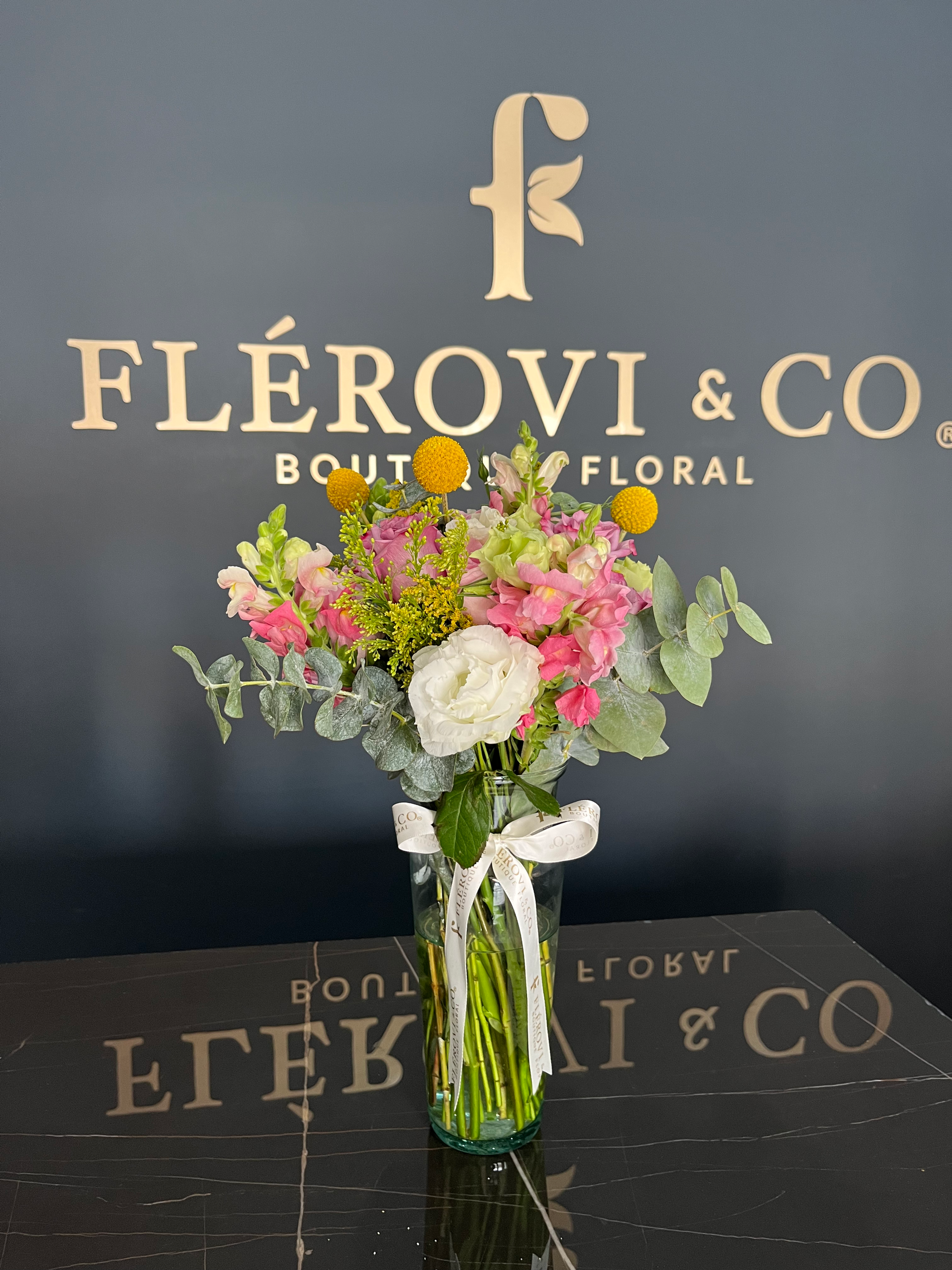 Florero 12 rosas y follajes