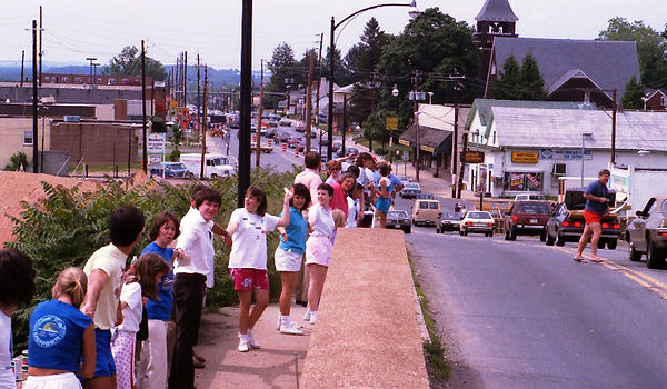 Hands_Across_America_in_Gaithersburg,_Maryland_(May_1986),_by_Judy_Christensen-cl.jpg